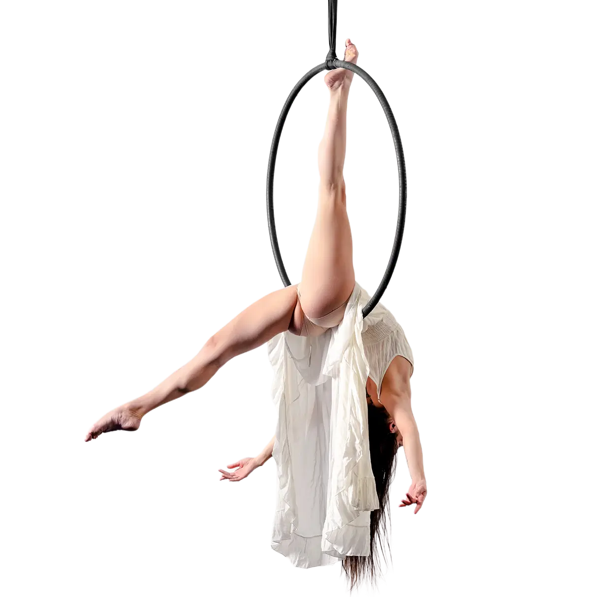 Sch&uuml;lerin zeigt eine Figur im Aerial Hoop, einem h&auml;ngenden Metallring, w&auml;hrend des Trainings bei Twisted Gravity in Solingen